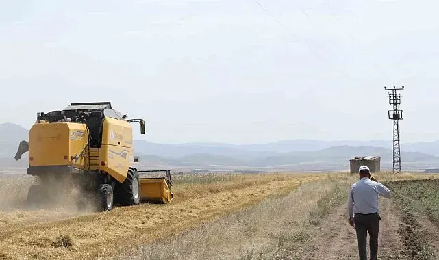 Başkan Sekmen'den üreticiye biçerdöver desteği: "Toprağın dili berekettir"