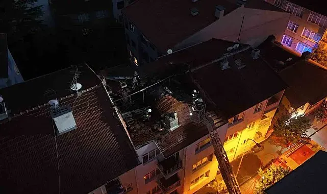 Eskişehir'de 4 katlı binanın çatısında yangın çıktı: Dumandan etkilenenler var