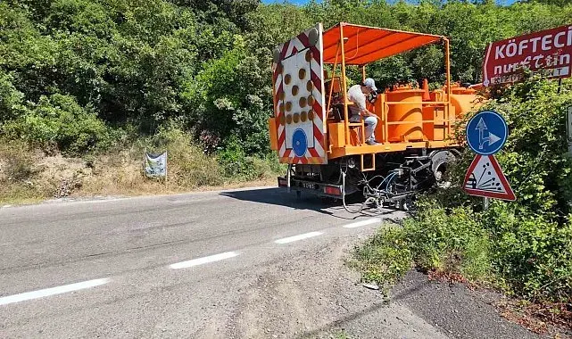 Yalova'da köy yollarında çizgi ve boyama çalışmaları sürüyor