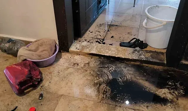 Tartıştığı eski kız arkadaşının daire kapısını benzinle ateşe verdi