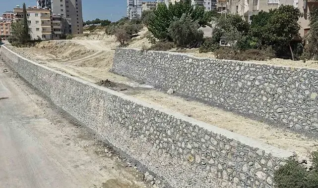 Tarsus'ta riskli bölgeye 240 metrelik istinat duvarı yapıldı