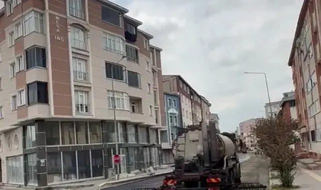 Karayolları 18. Bölge Müdürlüğü Kars'ta şehir içi yolları sıcak asfaltla yeniliyor