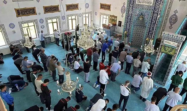 Sahada rekabet eden futbolcular cuma namazında aynı safta buluştu