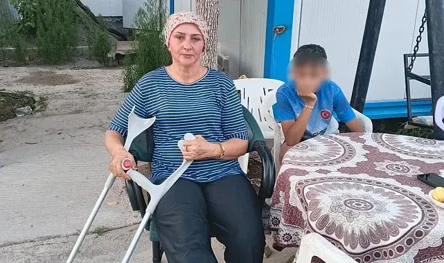 Başıboş köpeklerin kovaladığı anne-oğul düşerek yaralandı