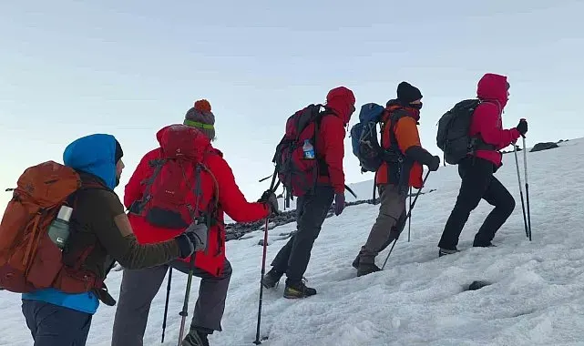 Dağcılar Ağrı Dağı'nın beyaz zirvesine ulaştı