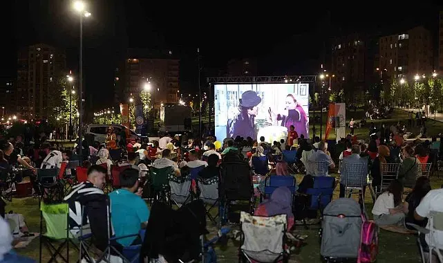 Talas'ta yıldızlar altında sinema keyfi devam ediyor