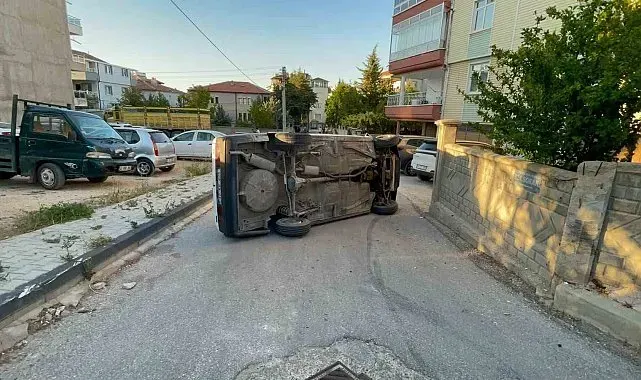 Karaman'da kaldırıma çarpan otomobil yan yattı: Kazada sürücünün burnu bile kanamadı