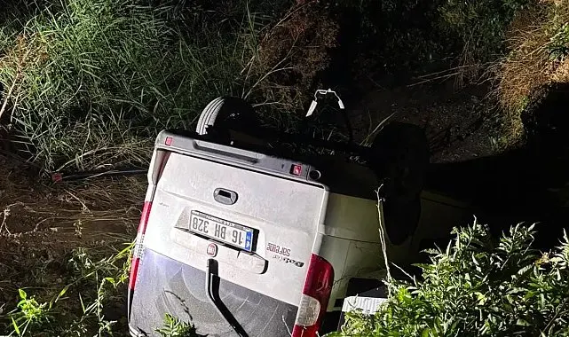Dereye uçan araçta mahsur kalan sürücüyü, ekipler kurtardı