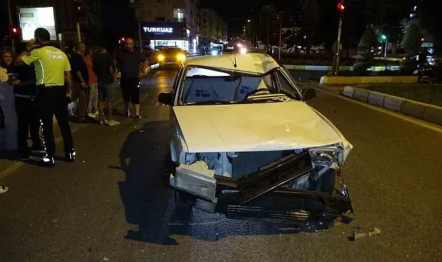 Antalya'da motosiklet ile Tofaş otomobil çarpıştı: 2 yaralı