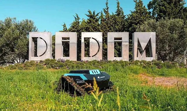 Başkan Gençay, çim biçme robotunun ilk saha denemesine katıldı