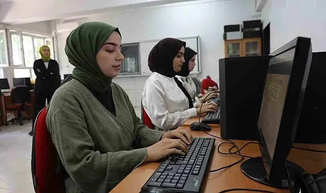 Geleceğin katipleri, klavye kursunda hayallerine hazırlanıyor