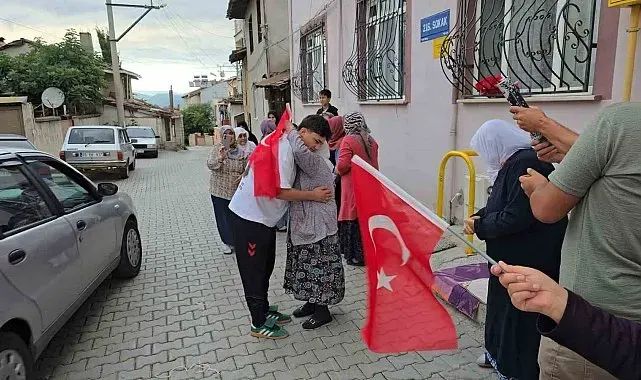 Dünya üçüncüsü milli güreşçi, baba ocağında coşkuyla karşılandı