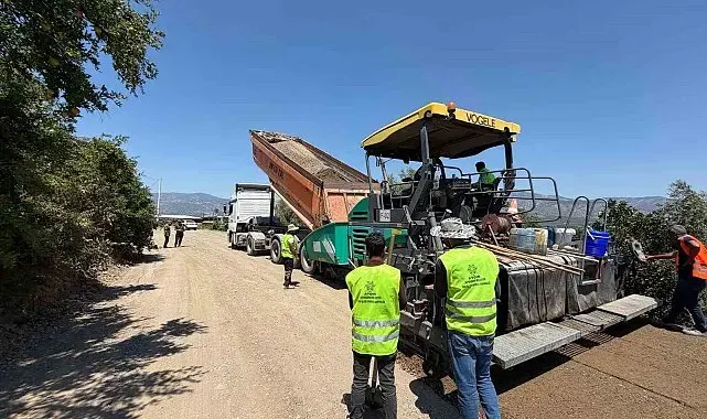 Aydın Büyükşehir Belediyesi'nin yol çalışmaları 17 ilçede eş zamanlı sürüyor