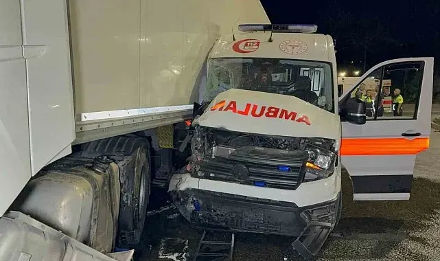 Ambulans ile tır çarpıştı: 6 yaralı