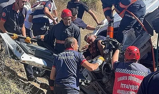 Freni patlayan şeftali yüklü kamyon, otomobilin üzerine devrildi: 6 yaralı