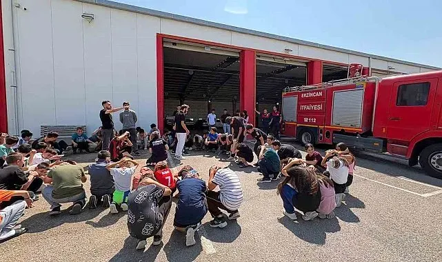 Öğrenciler itfaiyeciliği yerinde öğrendi