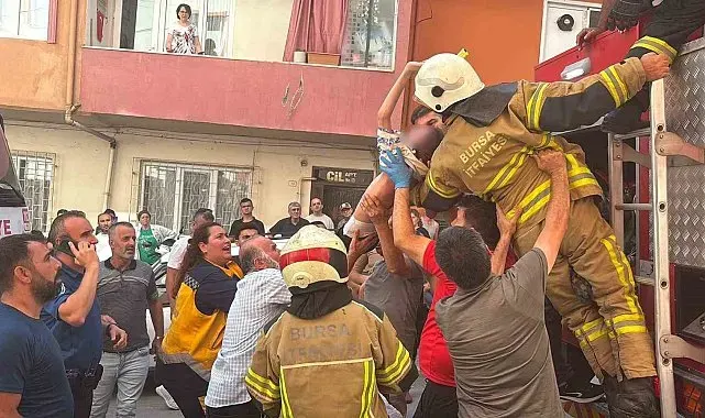 Engelli çocuk itfaiye ekiplerince yangından kurtarıldı