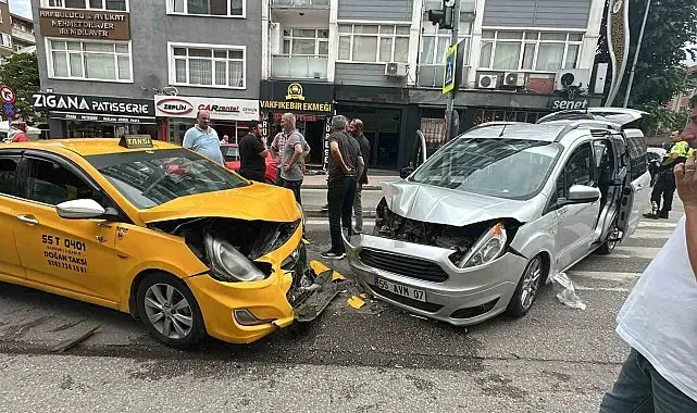 Samsun'da hafif ticari araç ile ticari taksi kafa kafaya çarpıştı: 2 yaralı