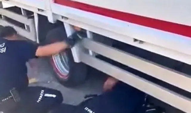 Teker arasına giren kedi ekipler tarafından çıkartıldı
