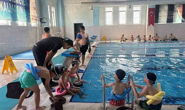 Patnos'ta "Yüzme Bilmeyen Kalmasın" Projesiyle çocuklar yüzme öğreniyor
