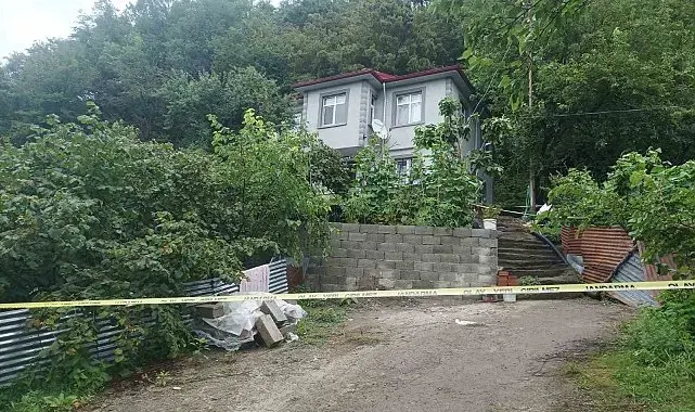 Kaya parçası evin duvarını yıkarak içeri girdi, odanın boş olması faciayı önledi