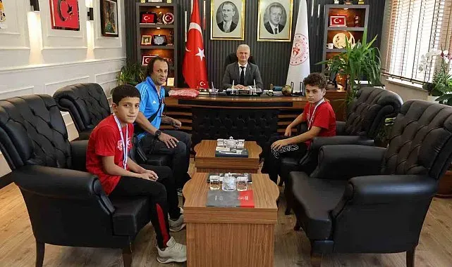 Muş'ta başarılı güreşçiler ödüllendirildi