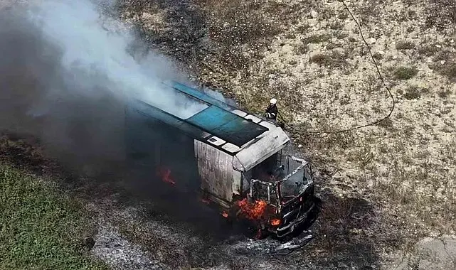 Park halindeki kamyonun alev alev yandığı anlar kameraya yansıdı