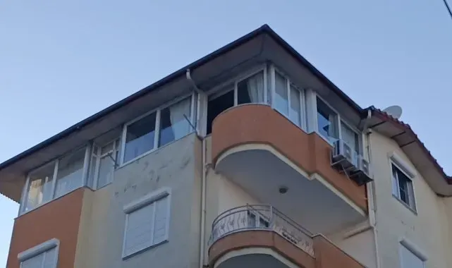 Şiddetli rüzgarda yerinden kopan pencere 5. kattan düştü