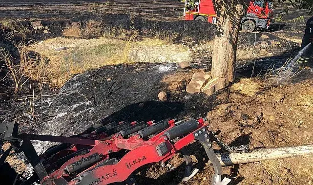 Anız yangınına müdahale eden traktör alevlere teslim oldu