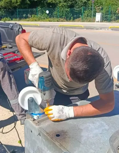 Sinop'ta Hasarlı Çöp Konteynerleri Yerinde Onarılıyor