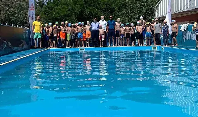 Dicle Kaymakamı Mustafa Atış, yüzme öğrenen öğrencilerle buluştu