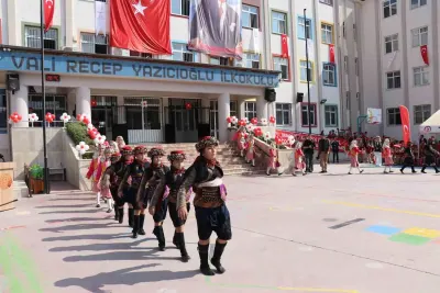 Denizli'de 2026-2027 Eğitim-Öğretim Yılı Coşkuyla Başladı: 190 Bin Öğrenci Ders Başı Yaptı