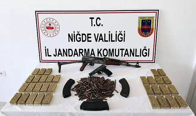 Niğde'de bir evde yapılan aramada AK-47 kalaşnikof tüfek ve ruhsatsız tabanca ele geçirildi