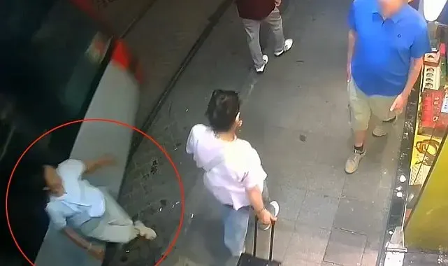 Sirkeci'de tramvay kadına çarptı