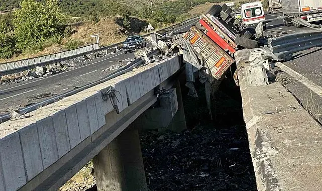 Uşak'ta tır, iki köprü arasına devrildi: 1 ölü