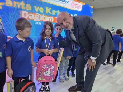 Samsun Canik'te Birinci Sınıf Öğrencilerine Çanta ve Kırtasiye Hediye Edildi