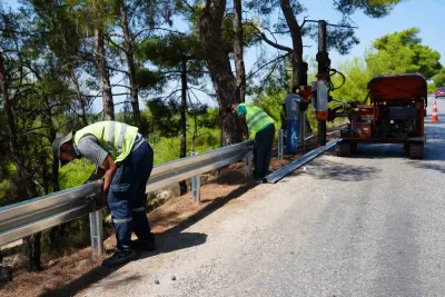 Kepez Belediyesi'nden Yol Güvenliği Hamlesi: Üç Noktaya 1500 Metre Oto Korkuluk Yapıldı