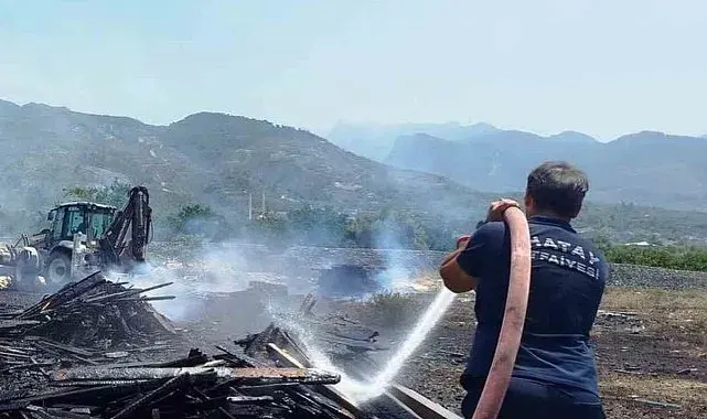 Dörtyol'da palet atölyesinde yangın çıktı