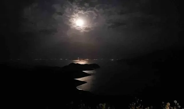 Bulutların arasından yükselen Geyik Dolunayı, Van Gölü ve Saint Thomas Kilisesi ile buluştu