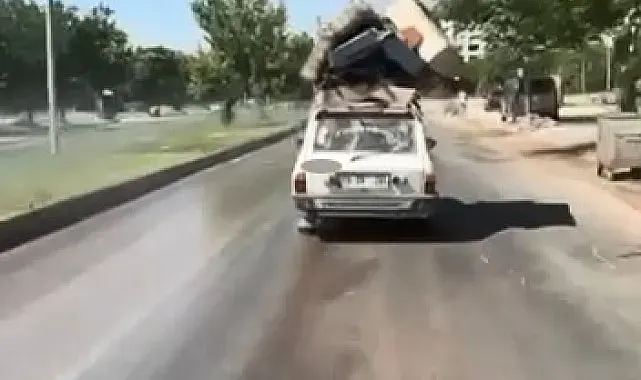 Aracının tavanına malzeme bağlayan sürücü, trafiği tehlikeye attı