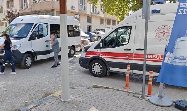Edirne'de minibüsle çarpışan motosikletli yaralandı: Kaza anı kamerada