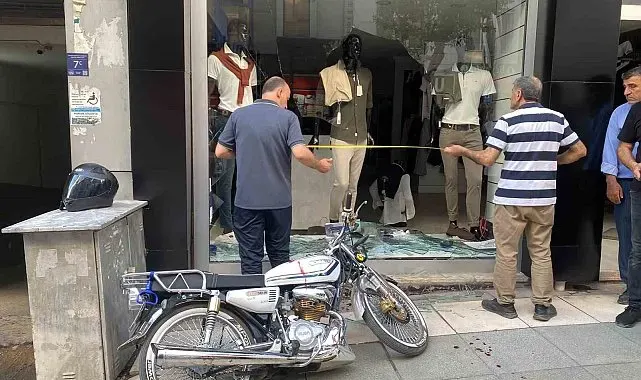 Elazığ'da otomobille çarpışan motosiklet mağazaya girdi: 1 yaralı