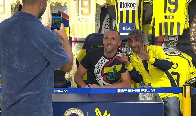 Vedat Muriqi'ye Kadıköy'de sevgi seli