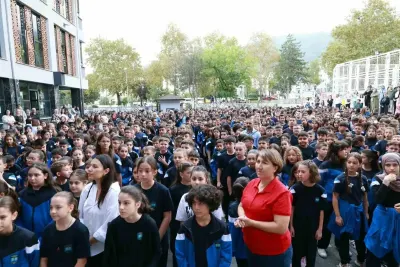 Başkan Erkan Aydın'dan Okulların İlk Gününde Öğrencilere Ziyaret