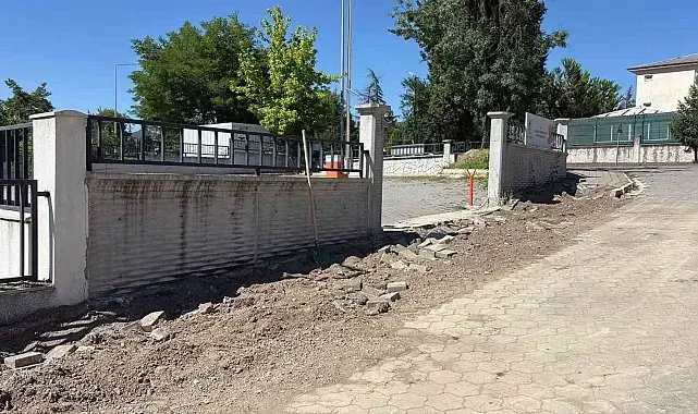 Tapu personeliyle tartışan belediye başkanı, kurumun önünü kazdırdı