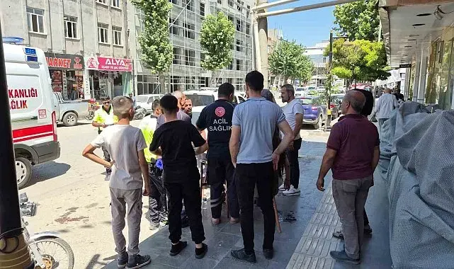 Panelvan araç ile motosiklet çarpıştı: Anne ve 2 çocuğu yaralandı