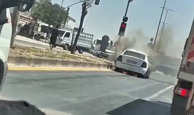 Seyir halindeki otomobil alev aldı