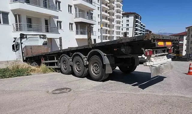 Facianın eşiğinden dönüldü: Freni boşalan tırın apartmana çarpma anı kameraya yansıdı