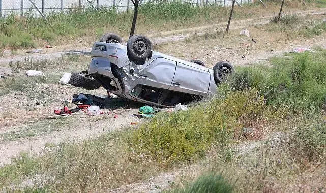 Takla atan otomobildeki 8 yaşındaki çocuk öldü, anne, baba ve kardeşi yaralandı