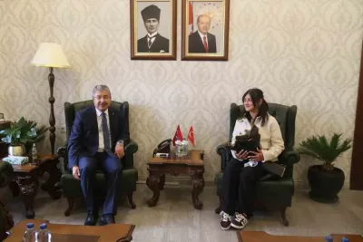 Yerde Bulduğu Türk Bayrağını Kaldıran Duyarlı Kurye Valilikte Ağımlandı